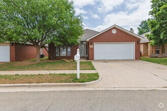 Building Photo - 536 N Kirby Ave