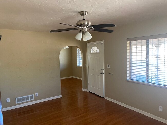 Foto del edificio - 1546 E 8th St