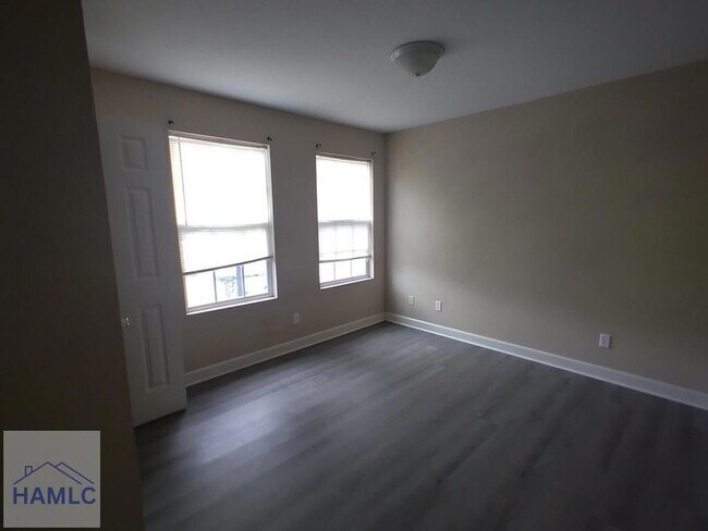 Foto del edificio - 114 Governors Blvd