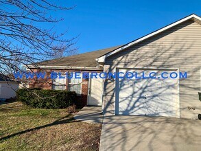 Building Photo - 117-121 SE Rock Garden Ln