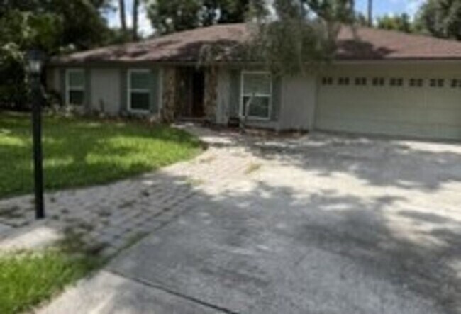 Building Photo - Lovely 4 Bedrooms / 2 Bathrooms / 2-Car Garage