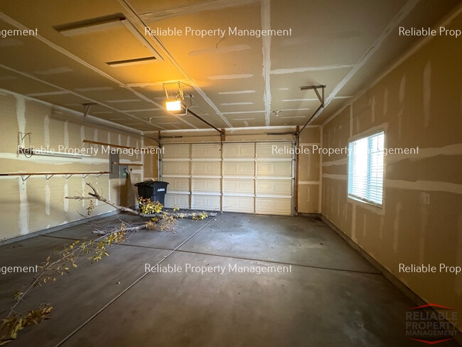 Building Photo - 1400 Falcon Dr