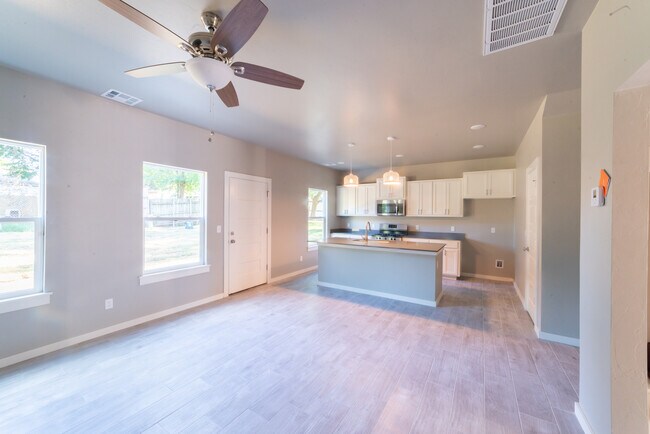 Building Photo - 206 W McArthur Dr