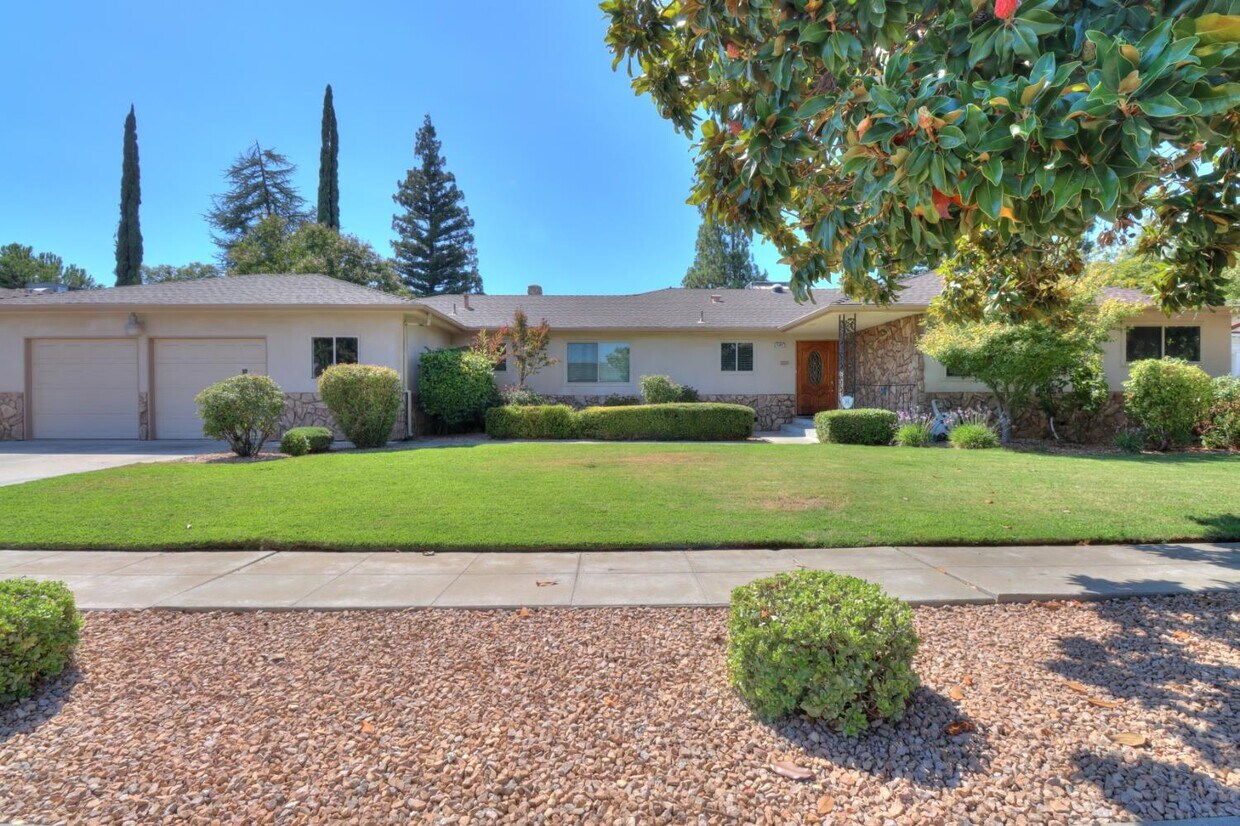 Primary Photo - 6265 N Colonial Ave