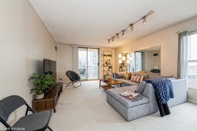 Building Photo - 1212 N La Salle Dr