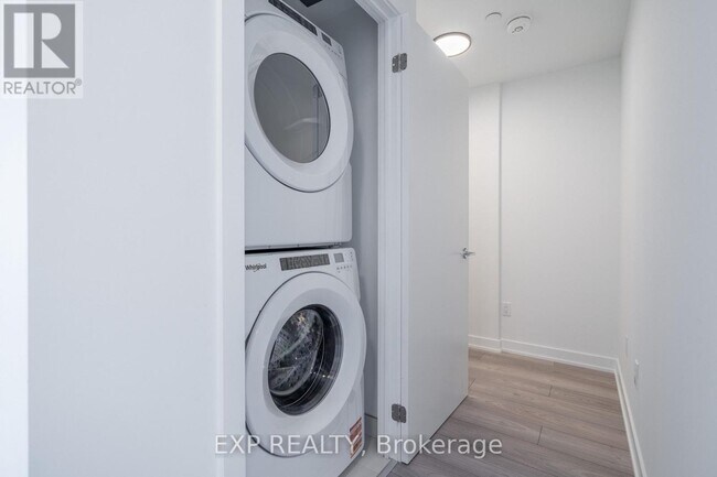 Photo du bâtiment - 1007 The Queensway