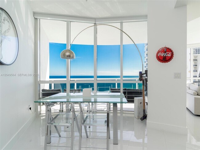 Foto del edificio - 18201 Collins Ave