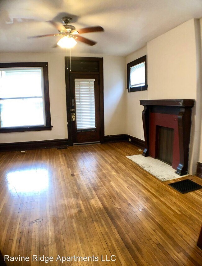 Building Photo - 3 br, 1 bath Apartment - 208-214 E 13th Av...