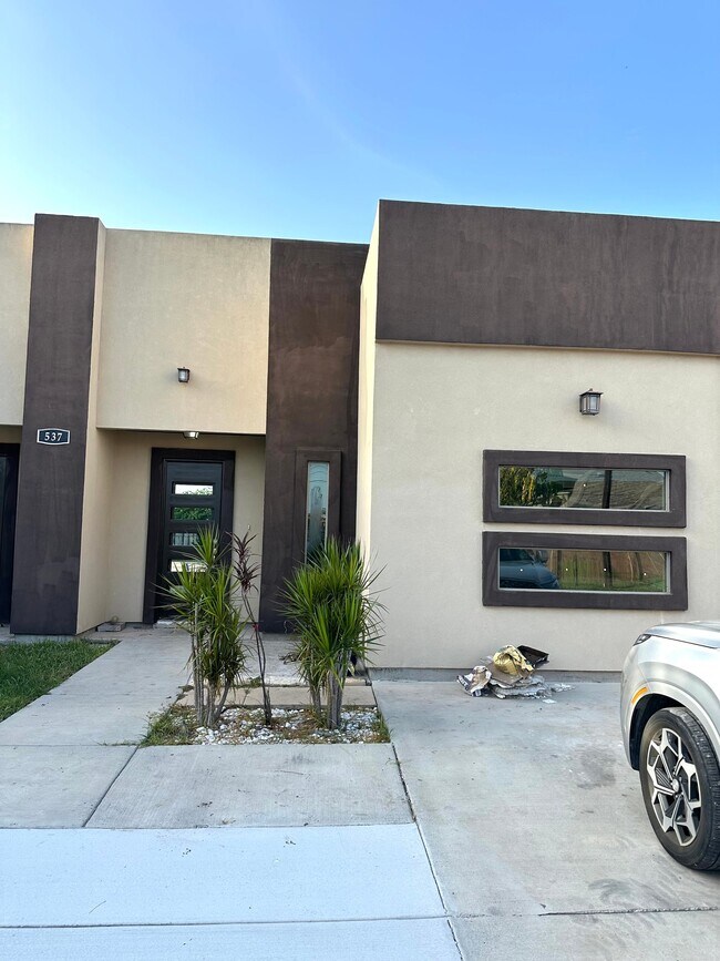Foto del edificio - 537 Wild Rose Ln