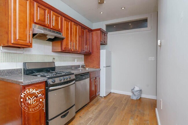 Foto del edificio - 247-246 46th St
