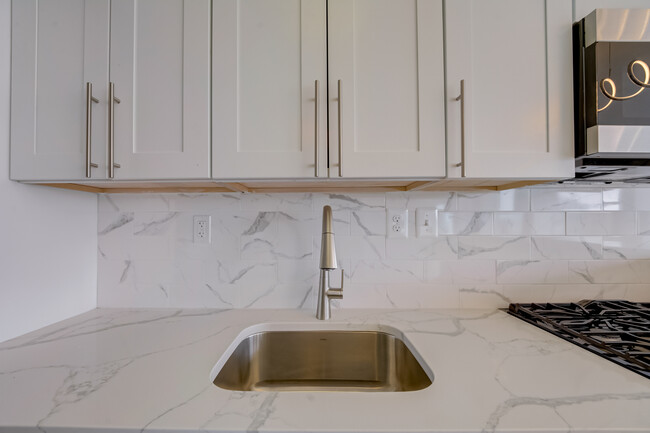 Gorgeous backsplash, pull-down faucet. - 1101 3rd St SW