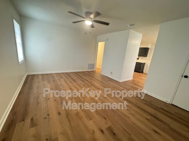 Foto del edificio - 6311 Bradshaw Dr