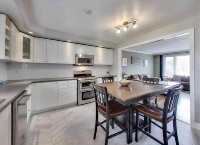 Building Photo - 221 Maplegrove Av