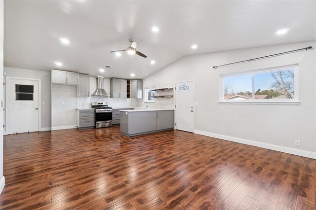 Foto del edificio - 4824 Elmview Dr