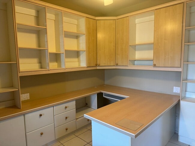 Building Photo - GORGEOUS 3 BEDROOM 2 BATH CUL DE SAC HOME FOR RENT