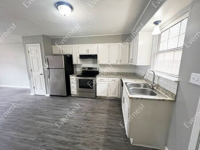 Building Photo - 1800 Labette Manor Dr