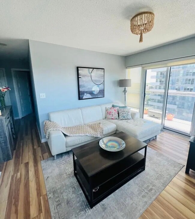 Living space - 215 Queen St W