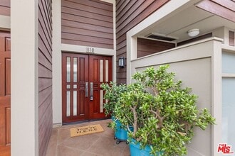 Building Photo - 3950 Vía Dolce