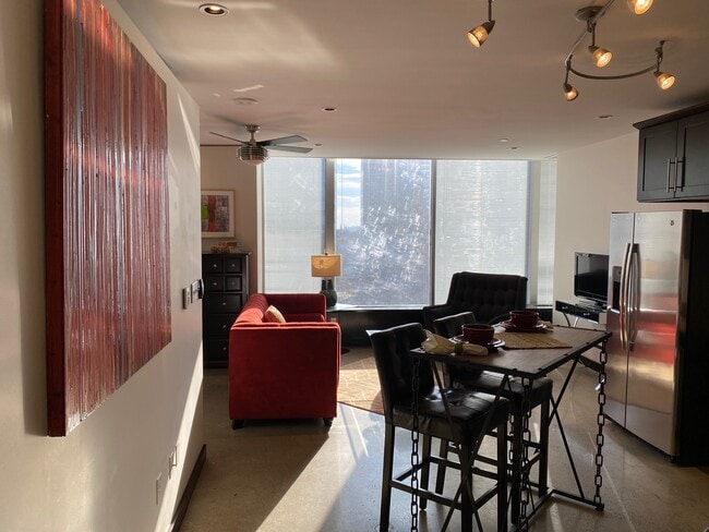 Building Photo - Gallery 720