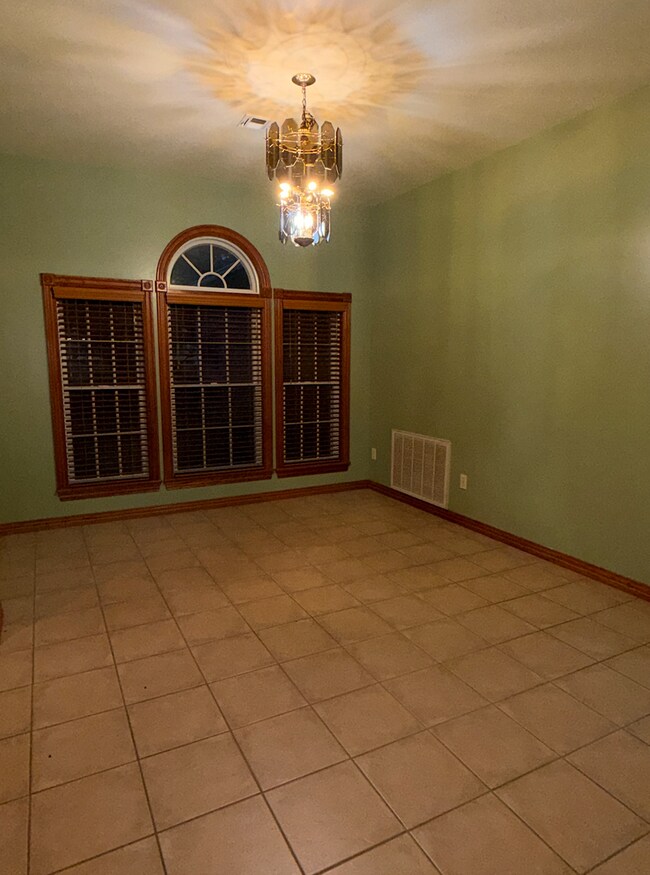 Foto del edificio - Spacious 3BR/3BA Home in Cave Springs with Pool