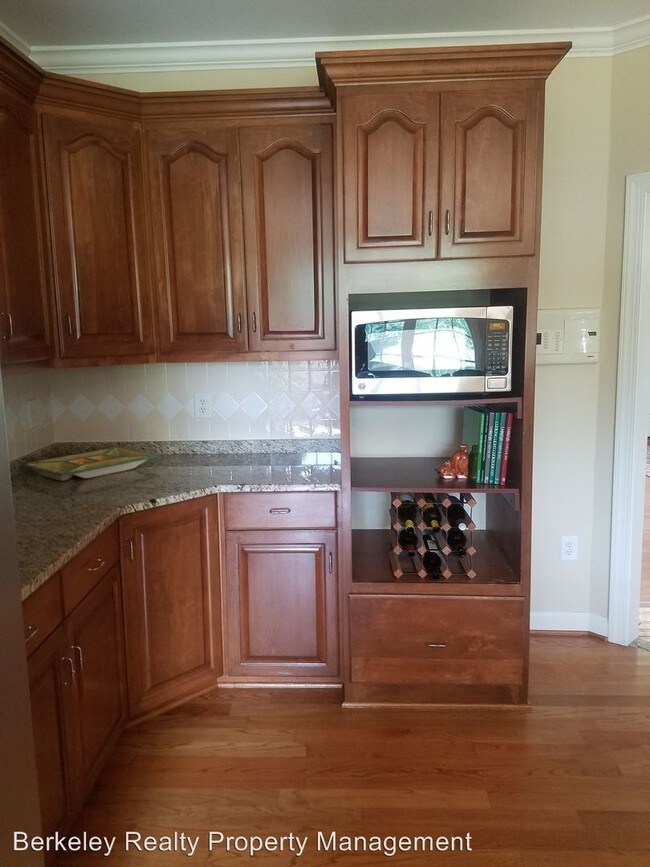 Building Photo - 4 br, 3.5 bath House - 124 West Links