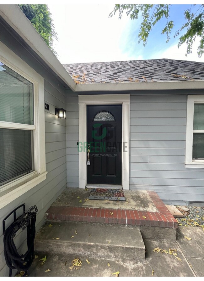 Building Photo - Welcome home to this charming Graceda two ...