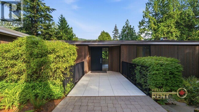 Photo du bâtiment - 6510 Madrona Crescent