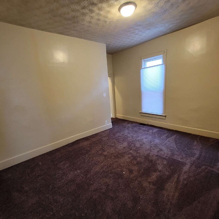 Building Photo - Spacious 2 Bedroom Home