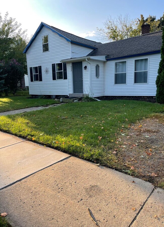 Building Photo - Updated 2 Bedroom 1 Bathroom Home in Fennv...