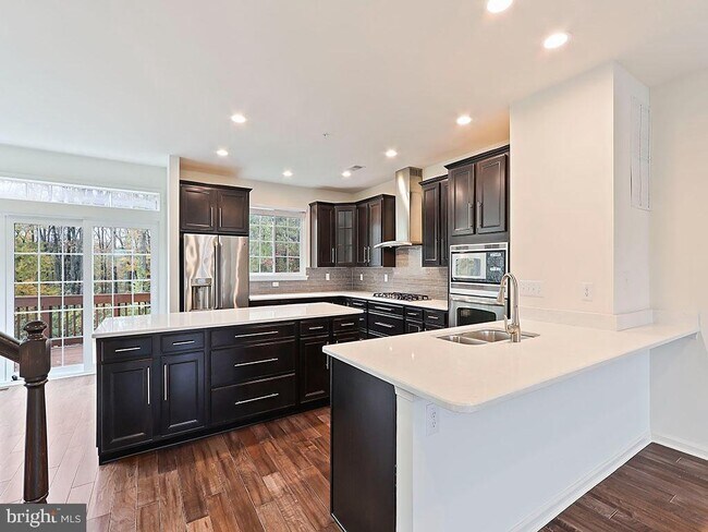 Foto del edificio - 523 Chestnut Ct