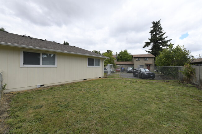 Building Photo - 4898 Chinook Ct SE