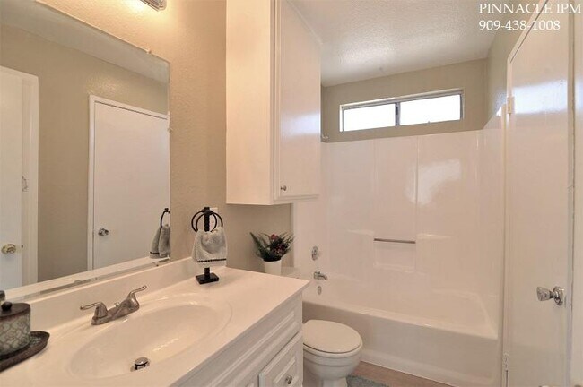 Building Photo - 180 E. La Verne Ave. Apt 7