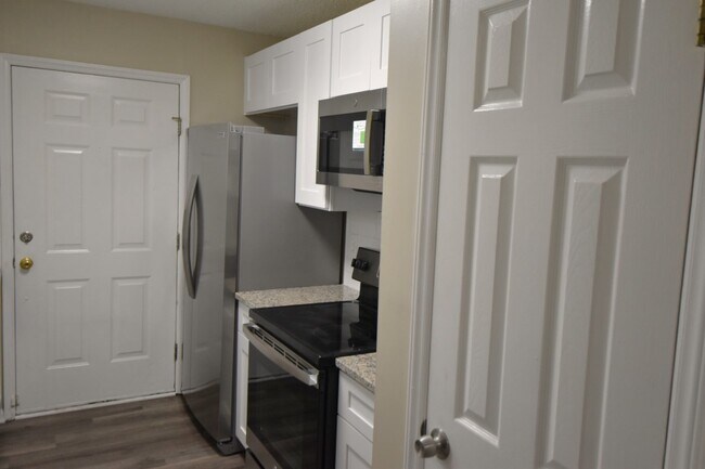 Building Photo - 10 Edgemont Ln
