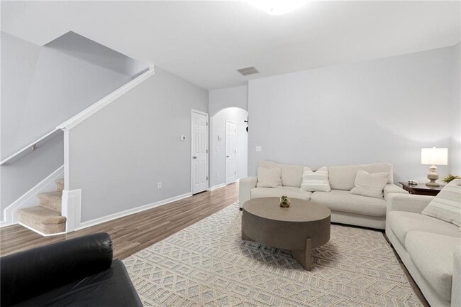 Building Photo - 2059 Lakeshore Overlook Dr
