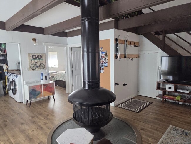 Building Photo - Quiet furnished cabin for ski lease