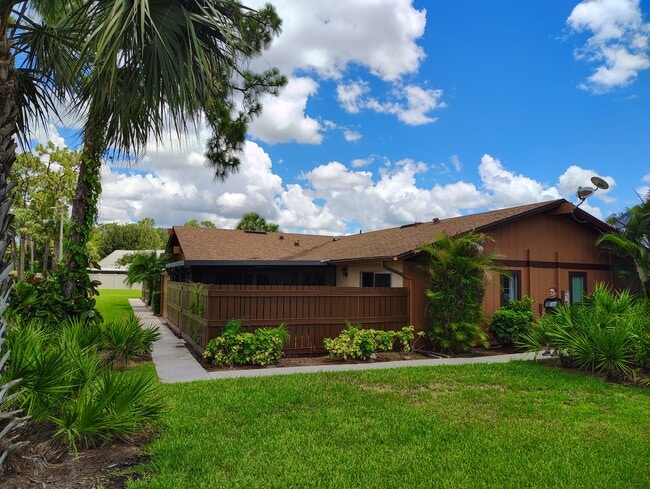 2Bd 2Ba Villa - 5563 Foxlake Dr