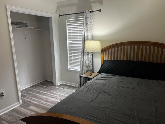 Foto del edificio - 120 Oakbluff Rd