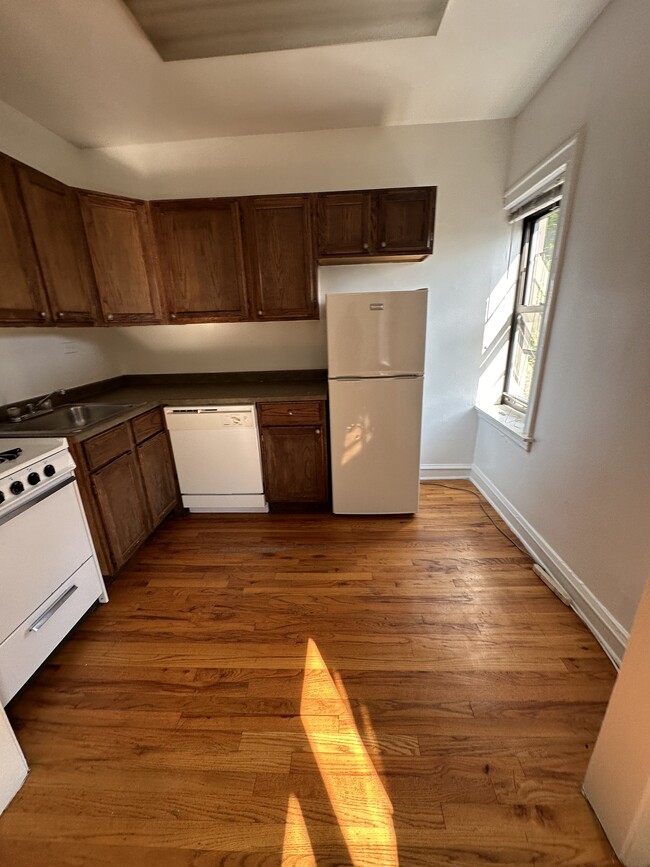 Building Photo - 556 W Wellington Ave