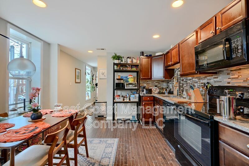 Primary Photo - 1155 W Cross St