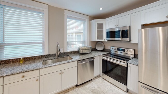Building Photo - 4BR/3BA Cottage Near UTK | Student Friendl...