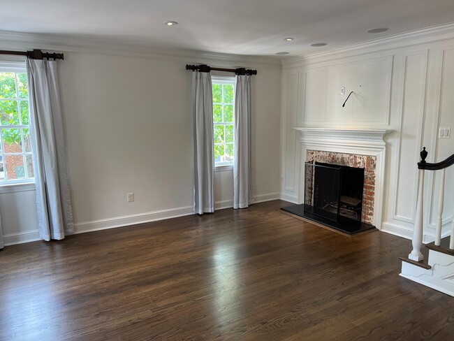 Building Photo - 1400 30th St NW