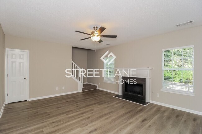 Building Photo - NEW TO THE MARKET!!!