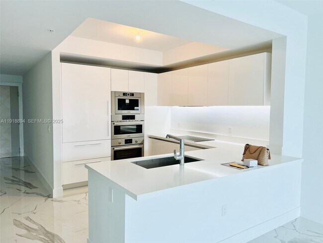 Foto del edificio - 300 Sunny Isles Blvd