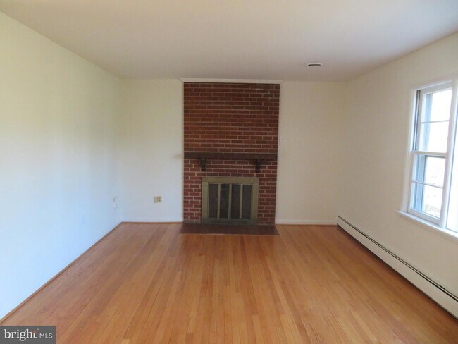 Foto del edificio - 26 Lakeside Dr