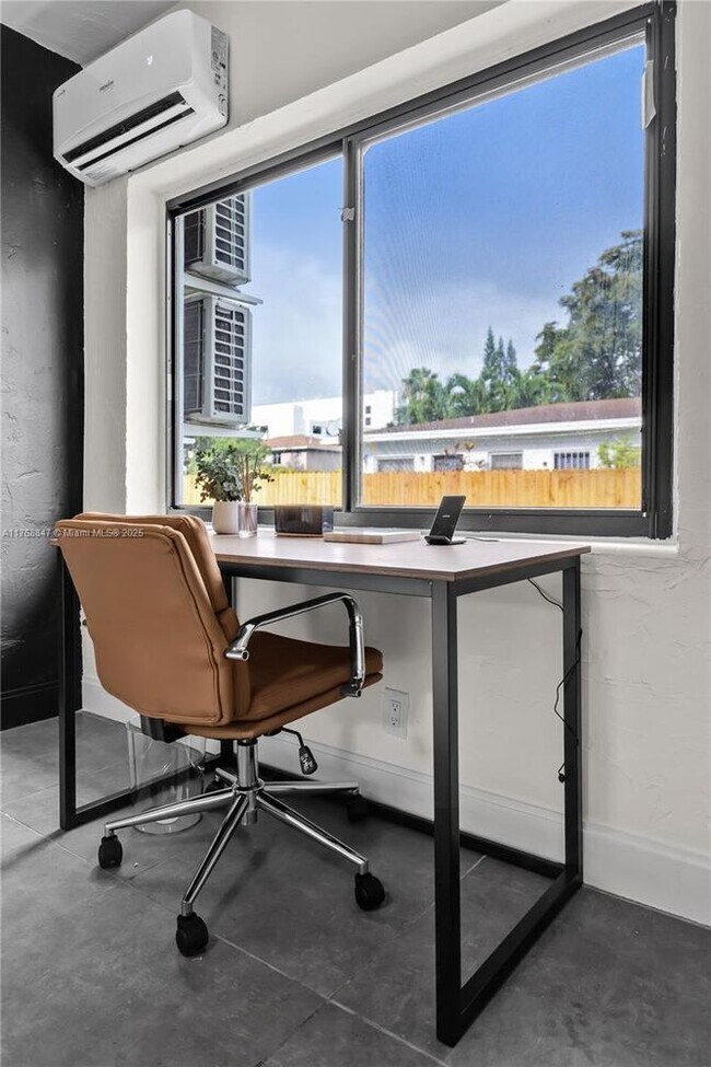 Foto del edificio - 1350 NE 111th St