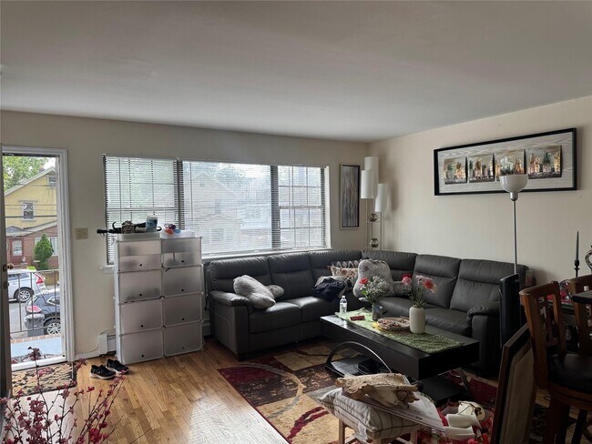 Foto del edificio - 84-38-84170 170th St