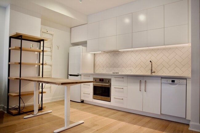 Building Photo - 6363 Boul Saint Laurent