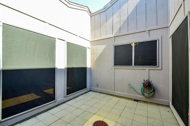 Foto del edificio - 219 Gentilly Dr