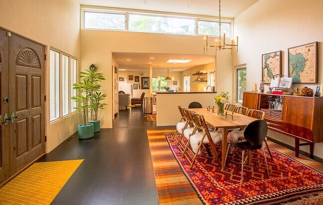 Foto del edificio - 4 Bed 3.5 Bath Carolyn Heights Home W/Stunning Finishes & Ideal Outdoor Space!  Option for Early ...