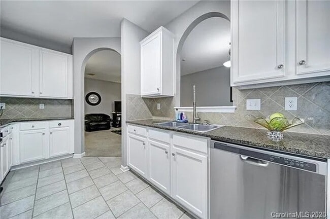 Building Photo - Townhome